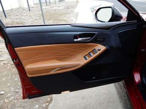 Used 2019 Toyota Avalon Limited image 22