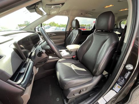 Used 2025 Kia Carnival FWD image 12