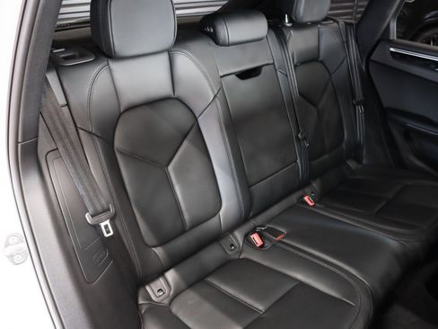 Used 2023 Porsche Macan image 6