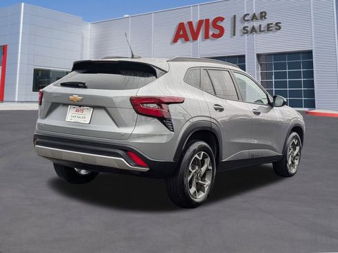 Used 2025 Chevrolet Trax LT w/ LT Convenience Package image 6