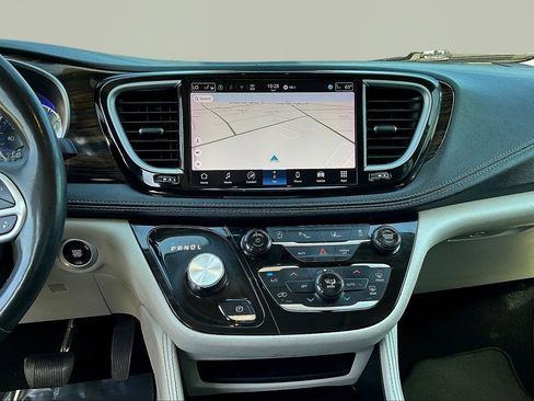 Used 2024 Chrysler Pacifica Limited FWD image 9