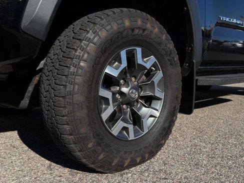 Used 2017 Toyota Tacoma TRD Off-Road image 14