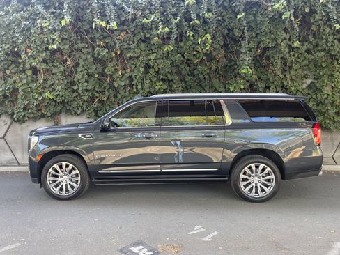 Used 2022 GMC Yukon XL Denali image 1