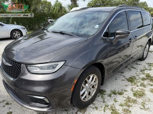 Used 2022 Chrysler Pacifica Touring-L FWD image 1