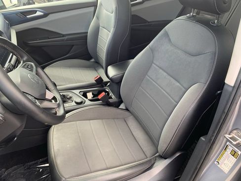 Used 2022 Volkswagen Taos SE w/ Panoramic Sunroof Package FWD image 14