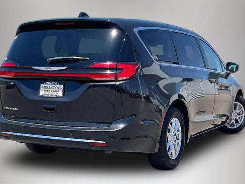 Used 2023 Chrysler Pacifica Touring-L FWD image 6