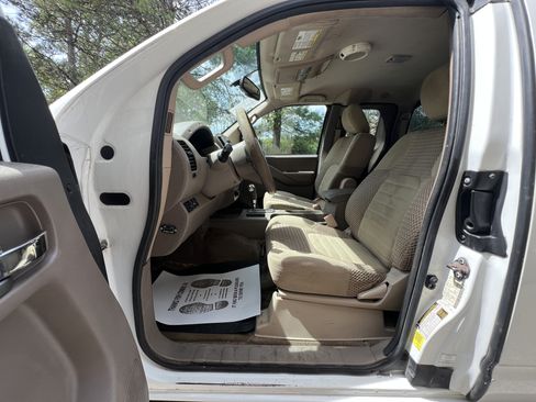 Used 2014 Nissan Frontier SV w/ SV Value Truck Package AWD/4WD image 18
