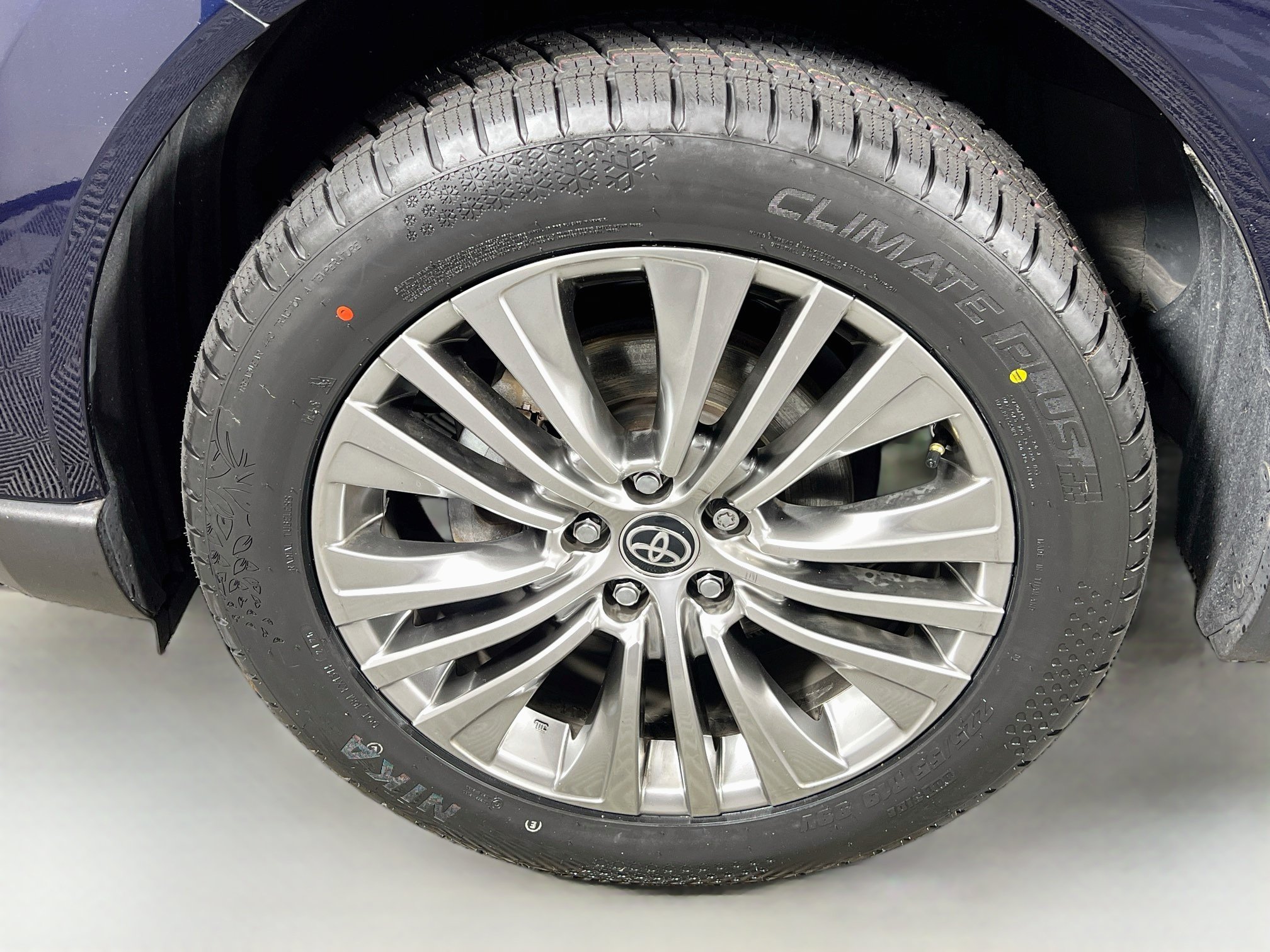 Certified 2023 Toyota Venza XLE AWD/4WD image 26