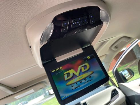 Used 2015 Toyota Sienna XLE w/ XLE Navigation Package FWD image 15