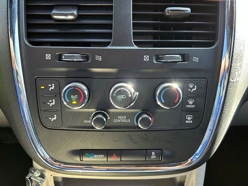 Used 2019 Dodge Grand Caravan SXT image 18