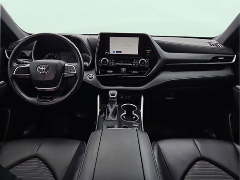 Used 2023 Toyota Highlander XSE FWD image 9
