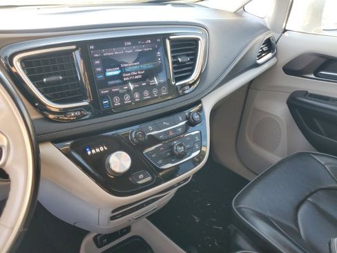 Used 2019 Chrysler Pacifica Limited image 19