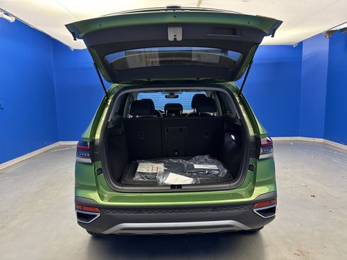 New 2026 Volkswagen Taos SE image 28