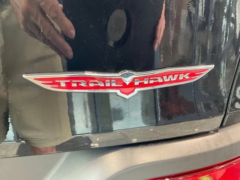 Used 2018 Jeep Cherokee Trailhawk AWD/4WD image 23