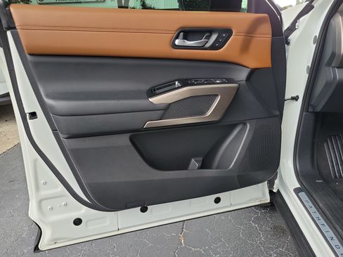 Certified 2024 Nissan Pathfinder Platinum AWD/4WD image 16