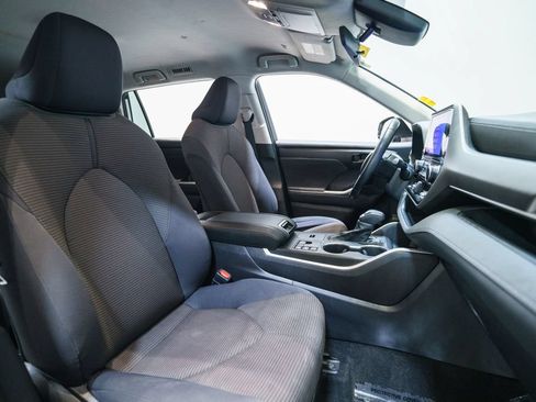 Used 2023 Toyota Highlander LE FWD image 11