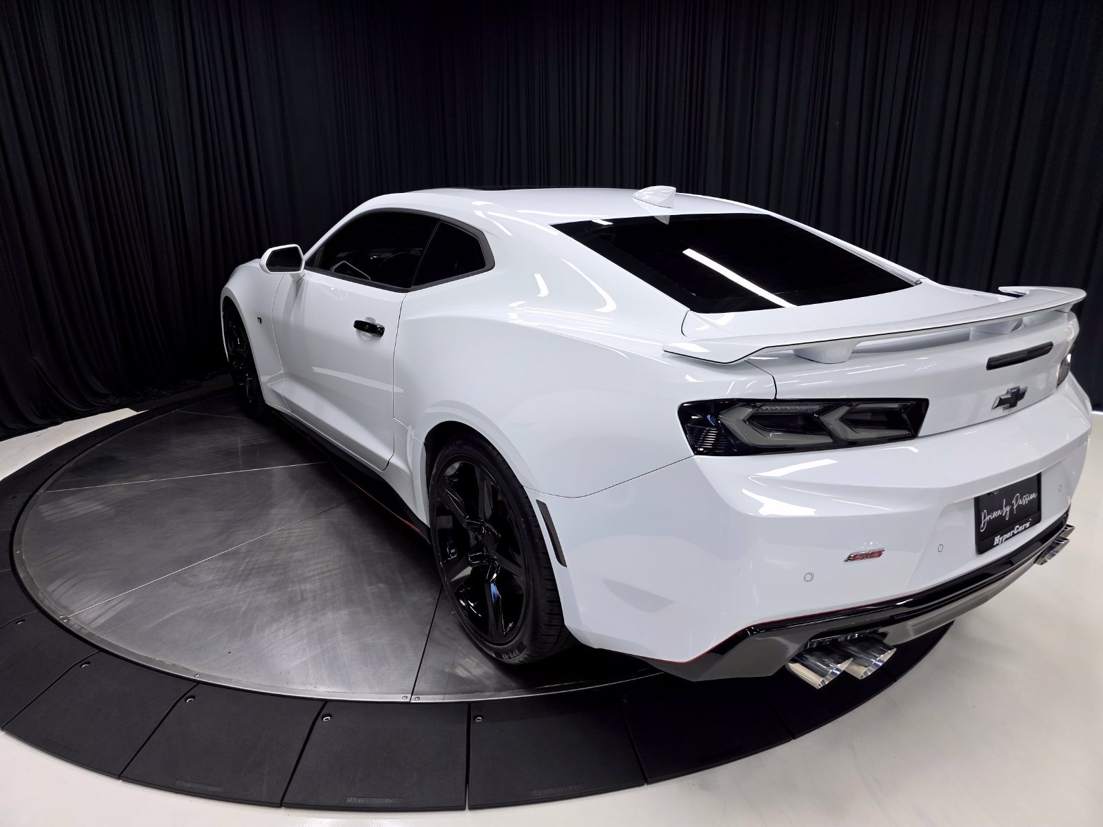 Used 2018 Chevrolet Camaro SS RWD image 11