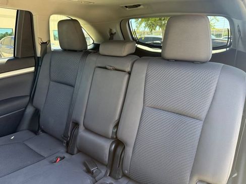 Used 2014 Toyota Highlander LE FWD image 29