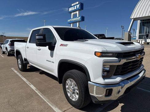 Used 2024 Chevrolet Silverado 2500 LT image 3