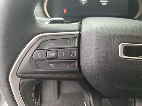 Used 2023 Jeep Grand Cherokee Laredo AWD/4WD image 16