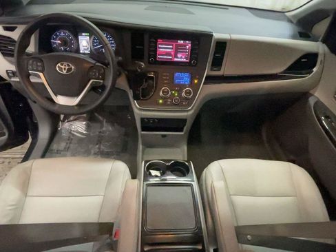 Used 2018 Toyota Sienna XLE FWD image 27