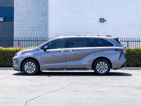 Used 2023 Toyota Sienna XLE FWD image 5