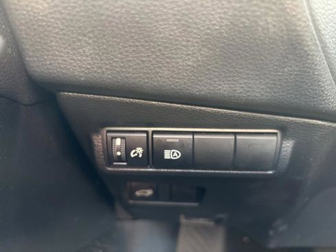 Used 2022 Toyota Corolla Cross XLE w/ Convenience Package image 22