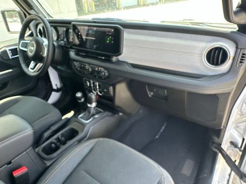 Used 2025 Jeep Wrangler Unlimited Sahara AWD/4WD image 39