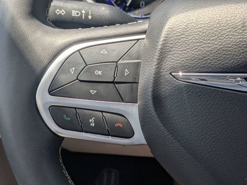 Used 2024 Chrysler Pacifica Touring-L FWD image 27