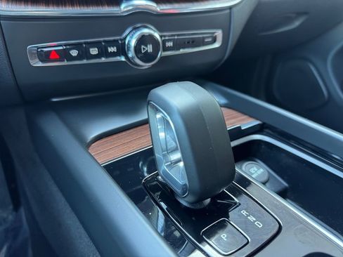 Certified 2023 Volvo XC60 B5 Plus AWD/4WD image 17