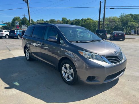 Used 2011 Toyota Sienna LE image 1