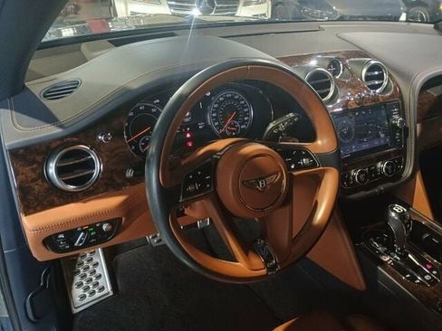 Used 2017 Bentley Bentayga image 16
