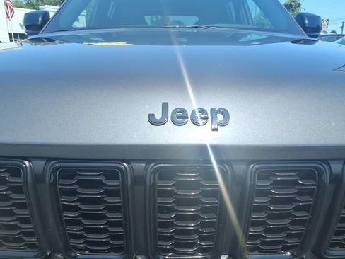 Certified 2023 Jeep Grand Cherokee Altitude AWD/4WD image 9