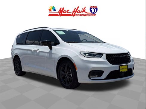 Used 2025 Chrysler Pacifica Limited FWD image 2
