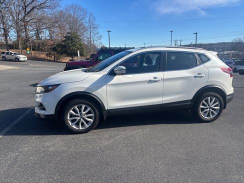 Used 2022 Nissan Rogue Sport SV image 3