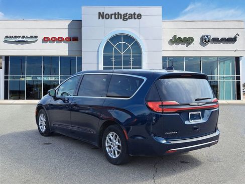 Used 2023 Chrysler Pacifica Touring-L image 3
