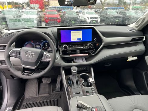 New 2026 Toyota Highlander Platinum image 22