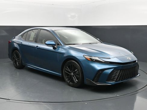 Used 2025 Toyota Camry SE FWD image 7