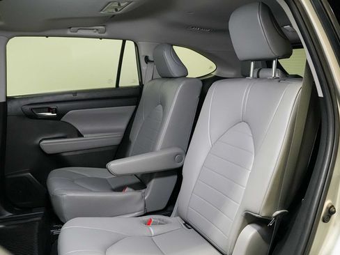 Used 2023 Toyota Highlander XLE AWD/4WD image 15