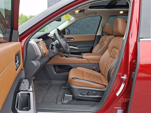 Certified 2022 Nissan Pathfinder Platinum w/ Cargo Package AWD/4WD image 16