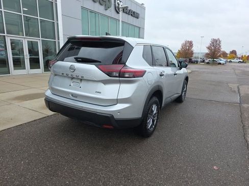 Used 2024 Nissan Rogue S AWD/4WD image 5