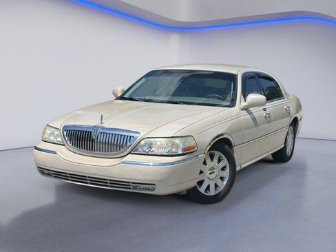 Used 2003 Lincoln Town Car Cartier RWD image 2