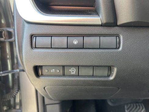 Used 2023 Nissan Rogue SV image 11