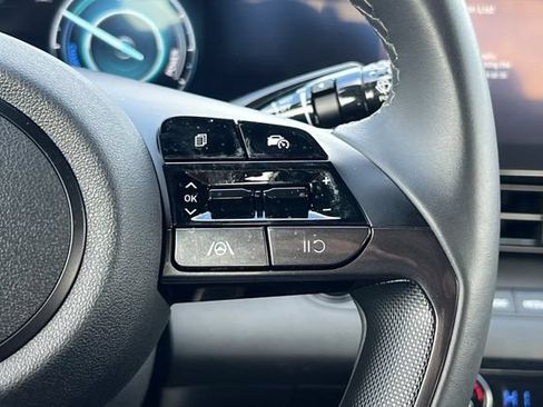 Certified 2025 Hyundai Elantra SEL FWD image 30