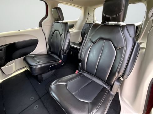 Certified 2023 Chrysler Pacifica Touring-L FWD image 19