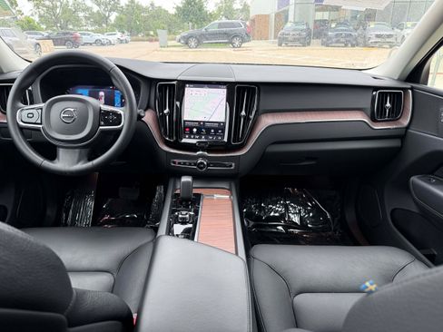 Certified 2023 Volvo XC60 B5 Plus AWD/4WD image 18
