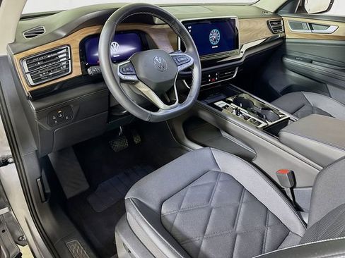 Used 2025 Volkswagen Atlas SE image 7