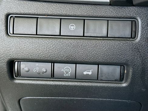 Used 2024 Nissan Rogue SV image 17