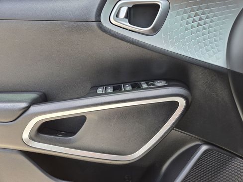 Certified 2025 Kia Soul LX w/ LX Technology Package FWD image 25