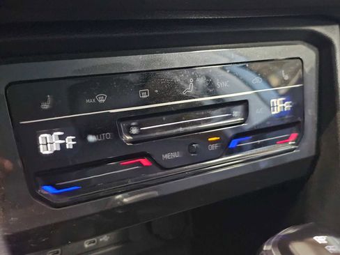 Used 2022 Volkswagen Tiguan SE image 30